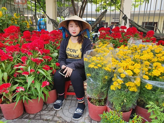 Ngồi ở các quầy hoa thường là những cô gái xinh đẹp, đến từ các nhà vườn vùng sông nước Cửu Long. Họ quan niệm, sự trẻ trung và sắc đẹp mang thông điệp an vui đến cho người mua.
